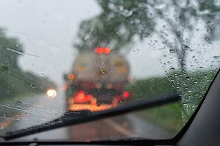 To prawdziwa jesienna zmora kierowców. Te proste triki pomogą się z nią uporać