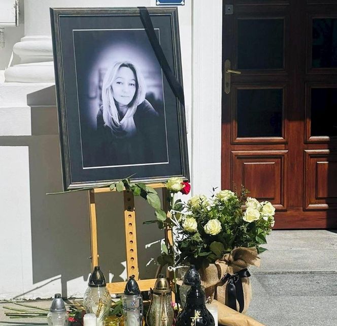 Uniwersytet Warszawski w żałobie. Przed budynkiem wystawiono zdjęcie zabitej 53-latki