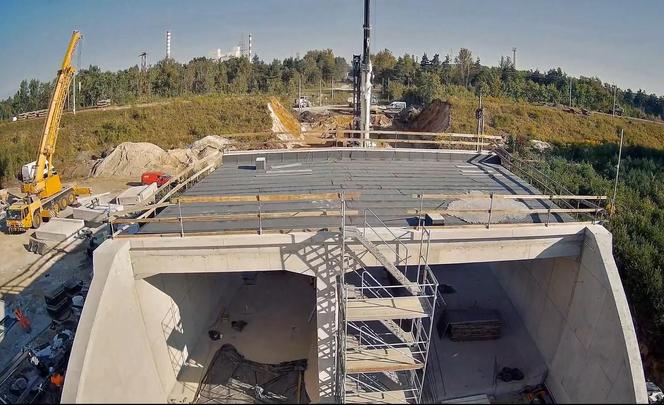 Wsuwanie wiaduktu kolejowego w nasyp w Częstochowie przez Strabag