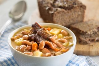 Prawdziwa zupa fasolowa. Przepis babci na fasolówkę