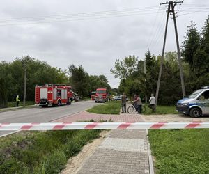 Makabra na drodze pod Grójcem. Osobowe suzuki czołowo zderzyło się z ciężarówką