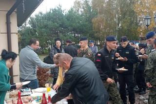 Uczniowie Technikum Mundurowego wspólnie z aleksandrowskimi policjantami odwiedzili ciężko chorego Piotra