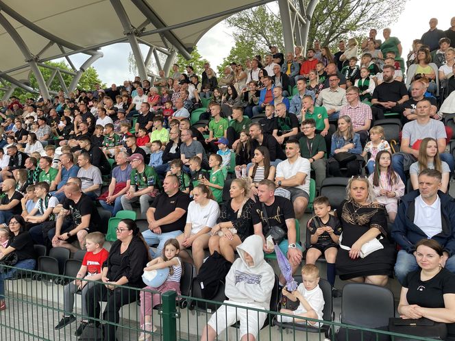 Kibice na otwarciu stadionu w Starachowicach