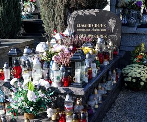 Grób Edwarda Gierka w Sosnowcu tonie w kwiatach na Wszystkich Świętych