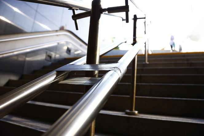 Metro Centrum Nauki Kopernik – poręcz sklejona taśmą klejącą