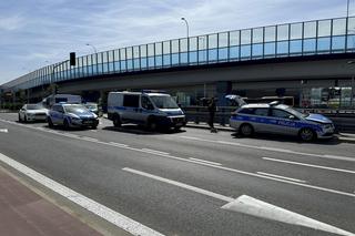 Wypadek z udziałem radiowozu na ulicy Łopuszańskiej w Warszawie