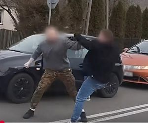 Do sieci trafiło szokujące nagranie. Brutalna bójka kierowców. Przez kilka minut kopali się na oczach świadków