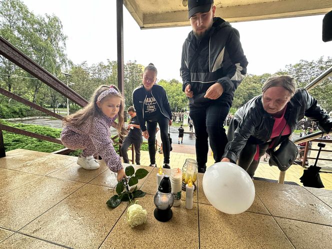 Setki osób upamiętniły Oliwiera. 20-latek zmarł po interwencji policji. "Zabili go jak zwierzę"