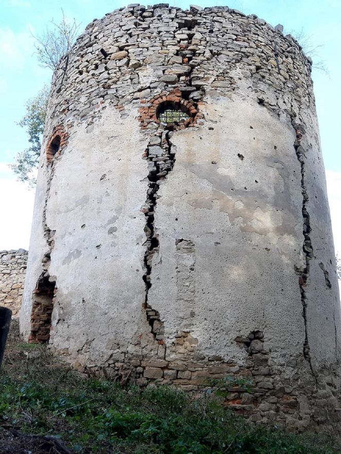 Baszta w Nowych Kicharach (gm. Dwikozy) przed remontem