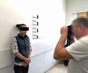 Warszawa: Nietrzeźwa siedziała na ulicy, potem atakowała policjantów. Grozi jej więzienie!