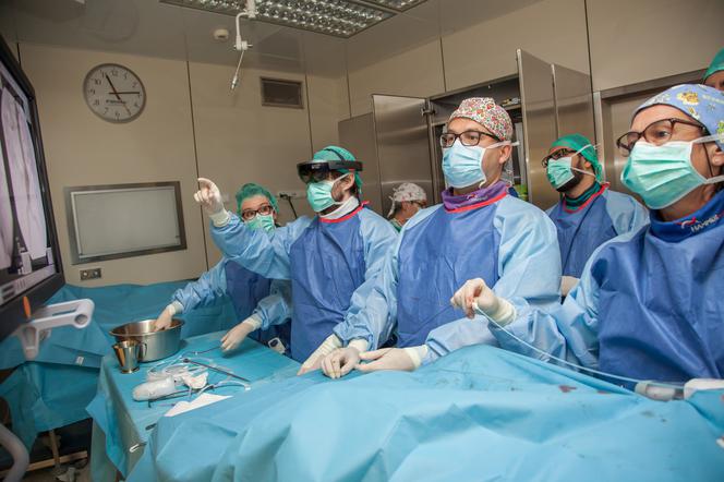 Pionierskie zabiegi implantacji stentgraftu do aorty brzusznej