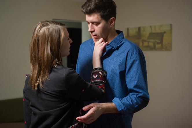 Na Wspólnej, odc. 2910. Mikołaj (Krzysztof Wieszczek), Roma (Julia Kamińska)