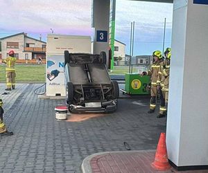 Kolizja na stacji paliw w Krobi. Osobówka przewróciła czterokołowiec