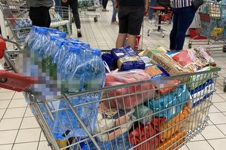 Powódź 2024 w Polsce. Brakuje wody pitnej we Wrocławiu. Ustawiają się kolejki