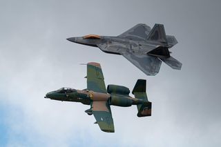 A-10 Warthog i F-22 Raptor