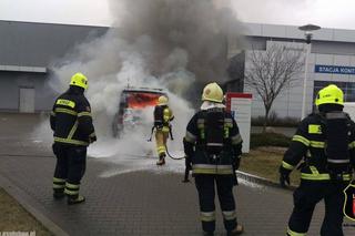 Pożar samochodu na parkingu przy ul. Poznańskiej w Komornikach