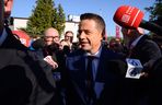 Rafał Trzaskowski  otoczony dziennikarzami przed debatą Super Expressu