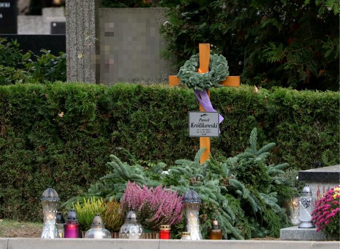 Małgorzata Ostrowska-Królikowska dekoruje grób męża