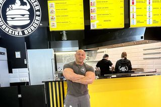 Robert Burneika sprzedaje swoje burgery. Sprawdziliśmy ceny w jego restauracji. Nie ma lipy!