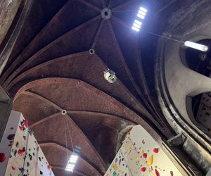 Ścianka wspinaczkowa w kościele św. Antoniego Padewskiego w Brukseli