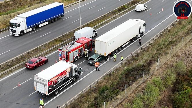 Osobówka wbiła się między dwa tiry. Dramatyczny wypadek na S8