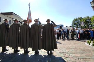 Dużo emocji podczas odsłonięcia pomnika ś.p. Lecha Kaczyńskiego przed Dworcem PKP w Tarnowie
