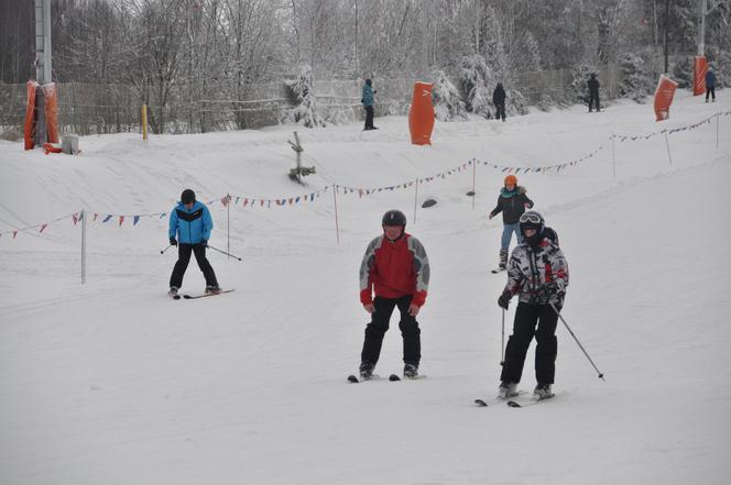 Dużo narciarzy na stoku w Krajnie koło Kielc