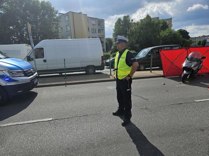 Śmiertelny wypadek w Ostrołęce. Kierujący skuterem zginął w zderzeniu z tirem [ZDJĘCIA]