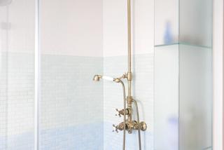 Różne odcienie błękitu w kabinie prysznicowej