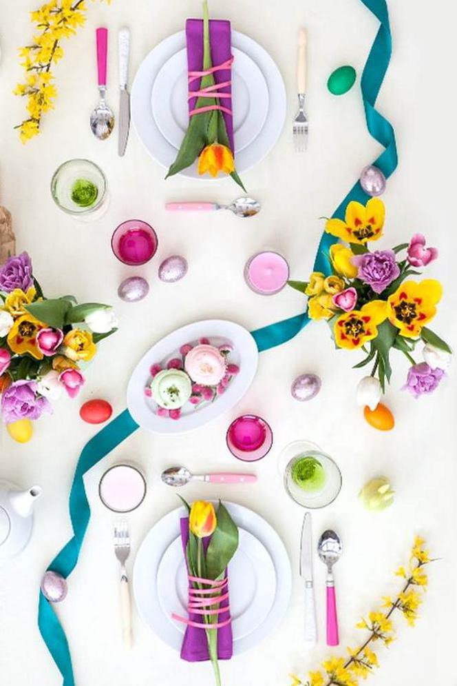 Kolorowa dekoracja stołu na Wielkanoc