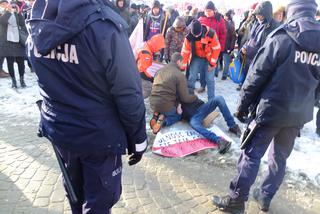 Chwile grozy podczas protestu antyszczepionkowców w Lublinie. Mogło dojść do tragedii [ZDJĘCIA, WIDEO]