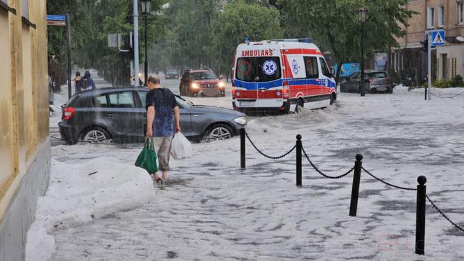 Nawałnica nad Gnieznem. Miasto zalały strumienie wody po ulewie i gradobiciu [ZDJĘCIA].