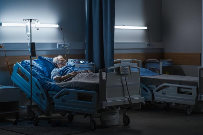 Pacjent w łóżku szpitalnym 