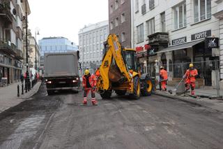 Armagedon w centrum Warszawy. Auta w kolejce do wypisania mandatów! Rozkopują pl. Pięciu Rogów