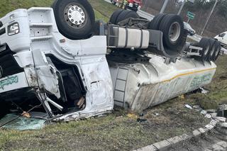 Cysterna roztrzaskała się pod Wyszkowem! Samochód na dachu, pilna akcja służb