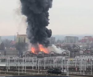 Pożar na Przeróbce. Płonie hala Zakładów Naprawczych Taboru Kolejowego i Miejskiego 