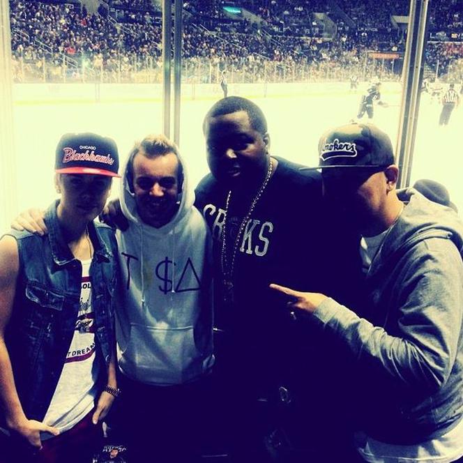 Sean Kingston i Justin Bieber na meczu hokeja