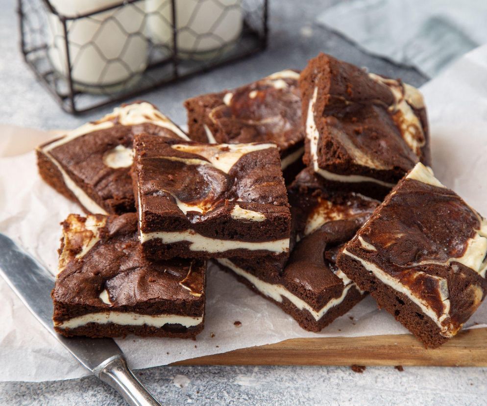 Pyszne łaciate ciasto z twarogiem. Prosty przepis na najlepszy deser na weekend 