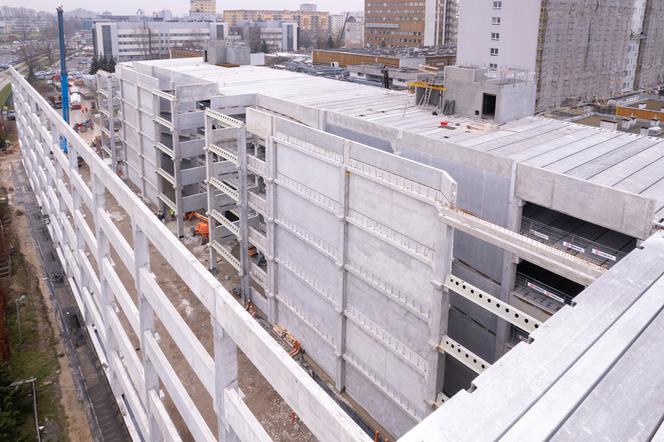 Gigantyczny parking przy Narodowym Instytucie Onkologii w Warszawie.