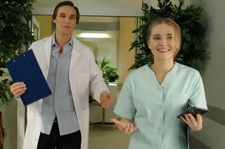 	M jak miłość odc. 1793. Olek (Maurycy Popiel), stażystka Edyta (Karolina Klich)