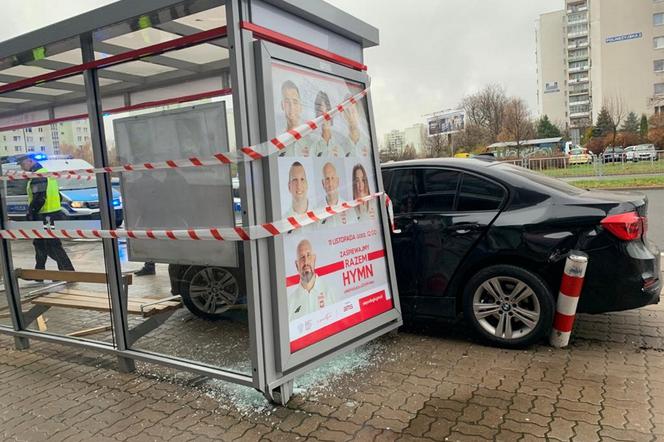 BMW roztrzaskało przystanek. Dwóch nastolatków wylądowało w szpitalu 