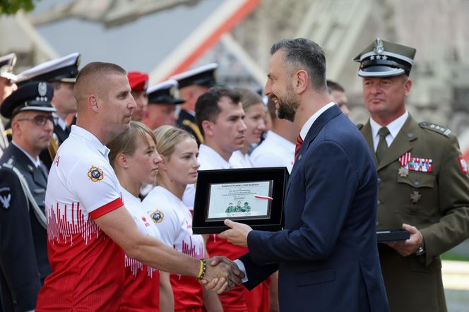 Szef MON wręczył odznaczenia żołnierzom