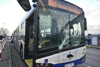 Kraków: Poważny wypadek na rondzie Grunwaldzkim. Karetka zderzyła się z autobusem [ZDJĘCIA, WIDEO]