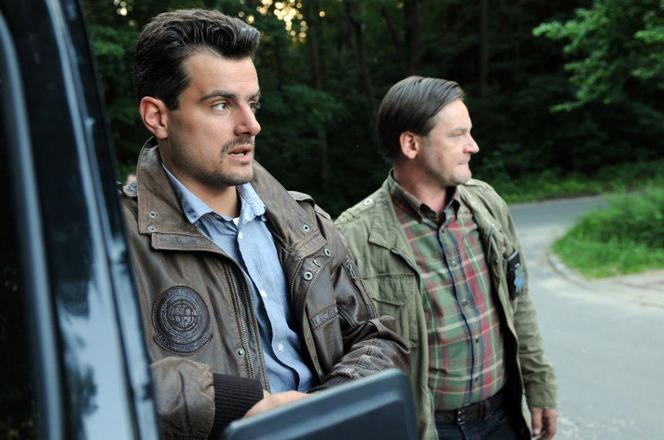 Komisarz Alex 4 sezon odcinek 40 (odc. 1). Michał Orlicz (Antoni Pawlicki), Ryszard Puchała (Ireneusz Czop)