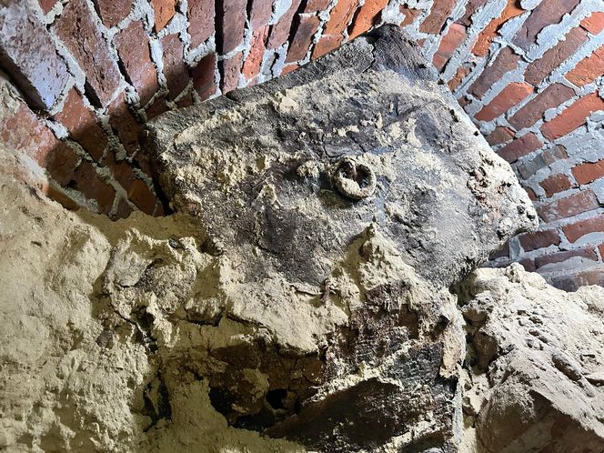 Pierwsze odkrycia w tajemniczej krypcie w Kazimierzu Biskupim