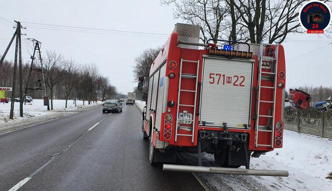 Huknął oplem w przepust wodny i ogrodzenie posesji. Pasażer nie żyje, kierowca w szpitalu