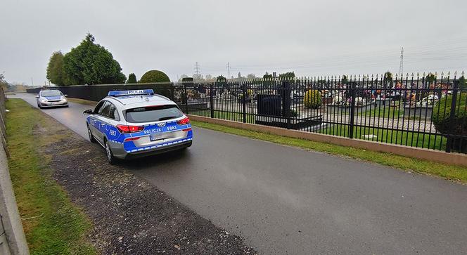 Ksiądz zamienił cmentarz na park, żeby wierni odwiedzili groby
