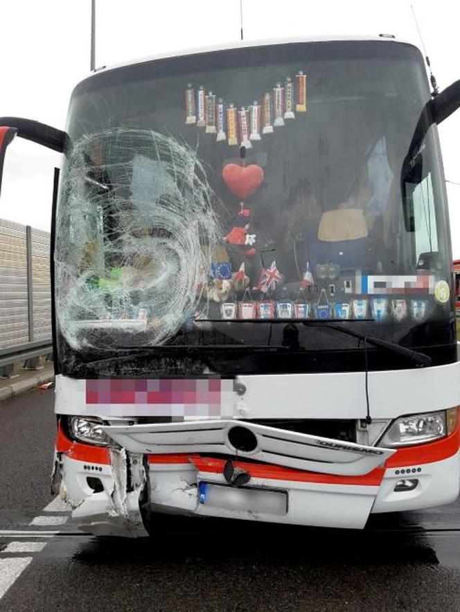 Zderzenie autobusu z samochodem osobowym na drodze S3. Cztery osoby zostały poszkodowane!