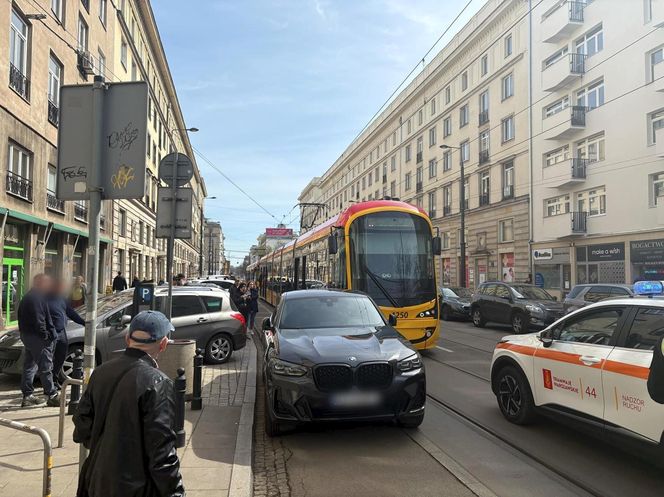 Paraliż w centrum Warszawy. Kierowca BWM zaparkował na torach. Wszystko stanęło!