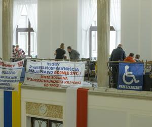 Protest osob z niepelnosprawnoscia i ich rodzin w Sejmie